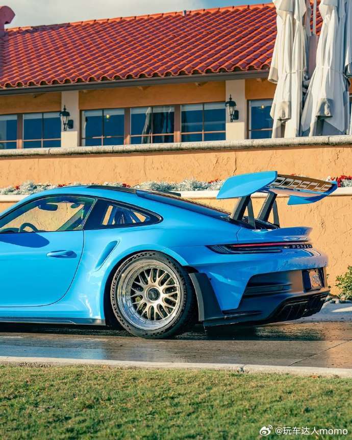 一眼沦陷的 992 GT3 RS，气场直接拉满💥轻量化车身搭配赛道化底盘，性能