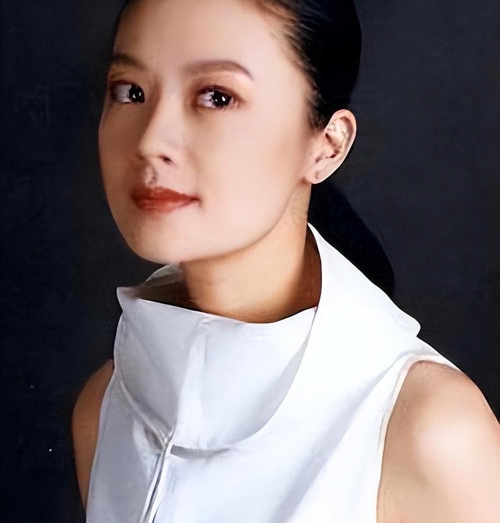 央视主持姜丰弃籍嫁老外，以为攀上豪门，离异带俩娃回国重头再来——她真惨，还是真硬