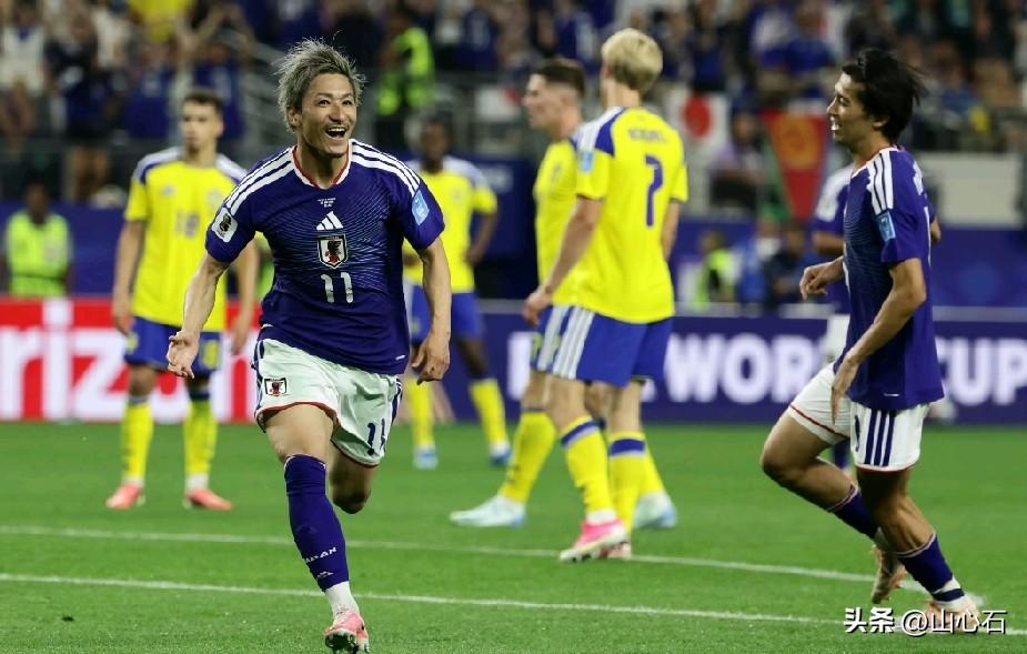 两场平局两出线，
两支队伍争着演。
一失足成千古恨，
韩国望天正长叹。
九队出征