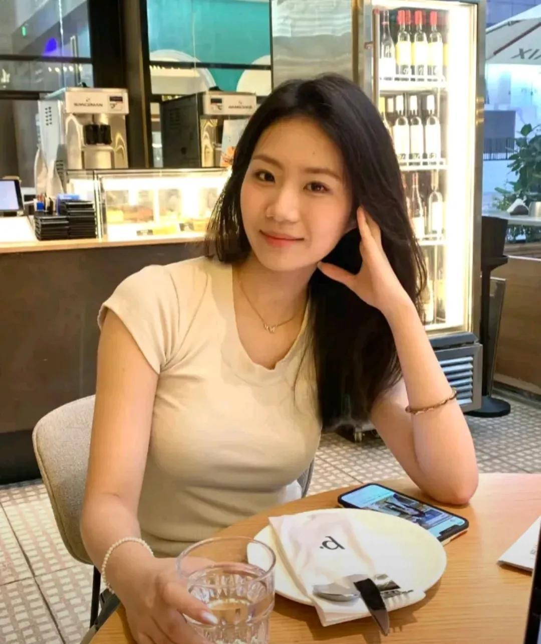 我，一个26岁的女教师，身高166，体重46，本科学历，每月拿着8000元的薪水
