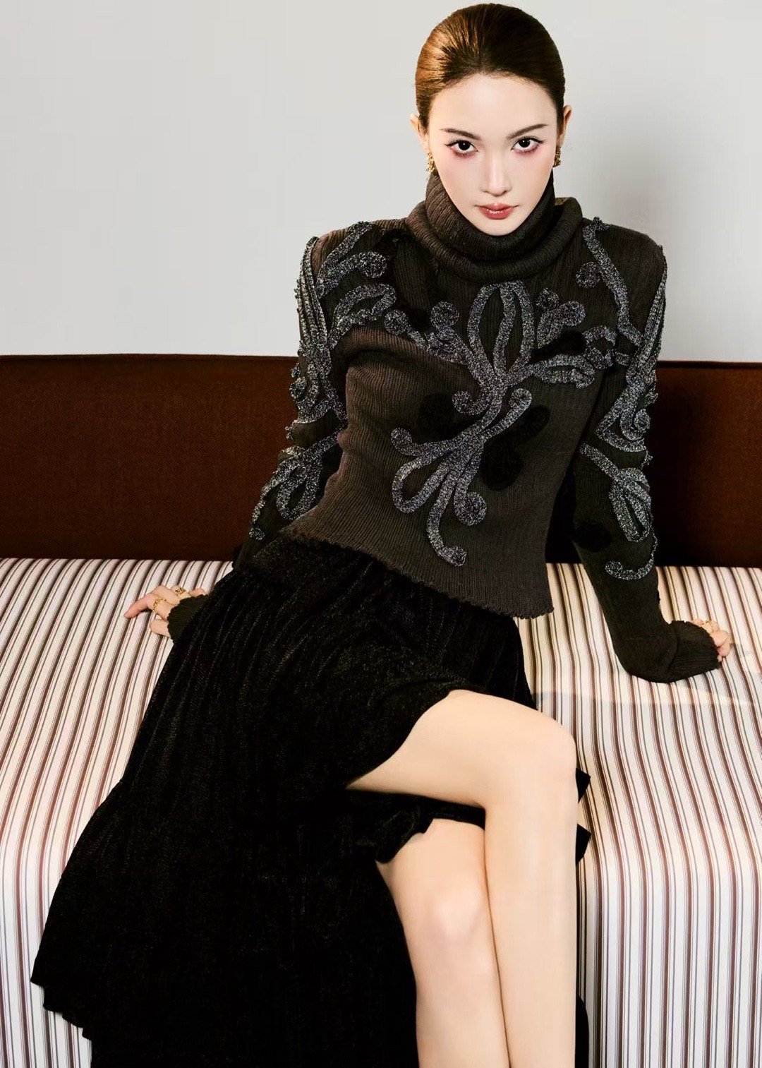 金晨怎么变这样了 金晨自己化的创意妆凸显个性审美，在原始镜头下依然气质出众。真正