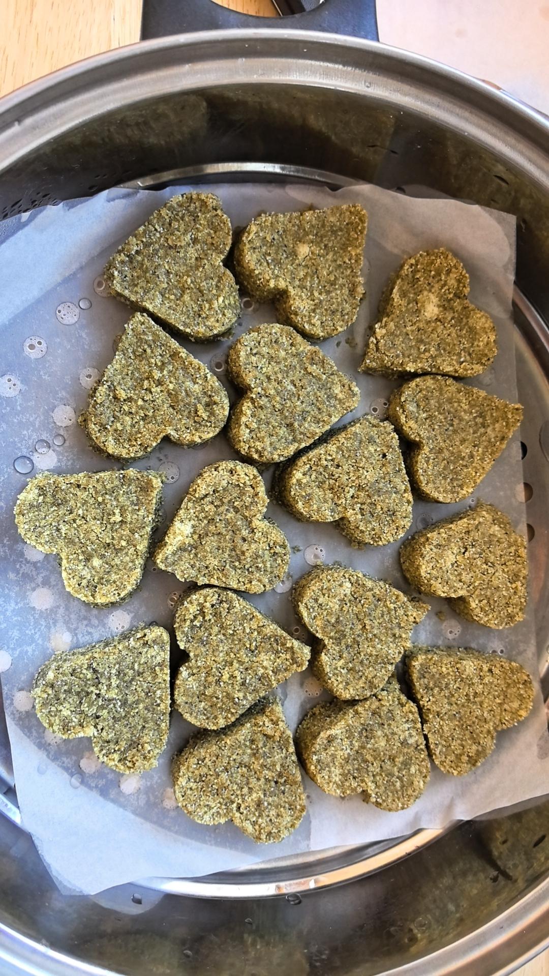 手工制作的绿豆糕，准备过两天回老家给父母尝尝！