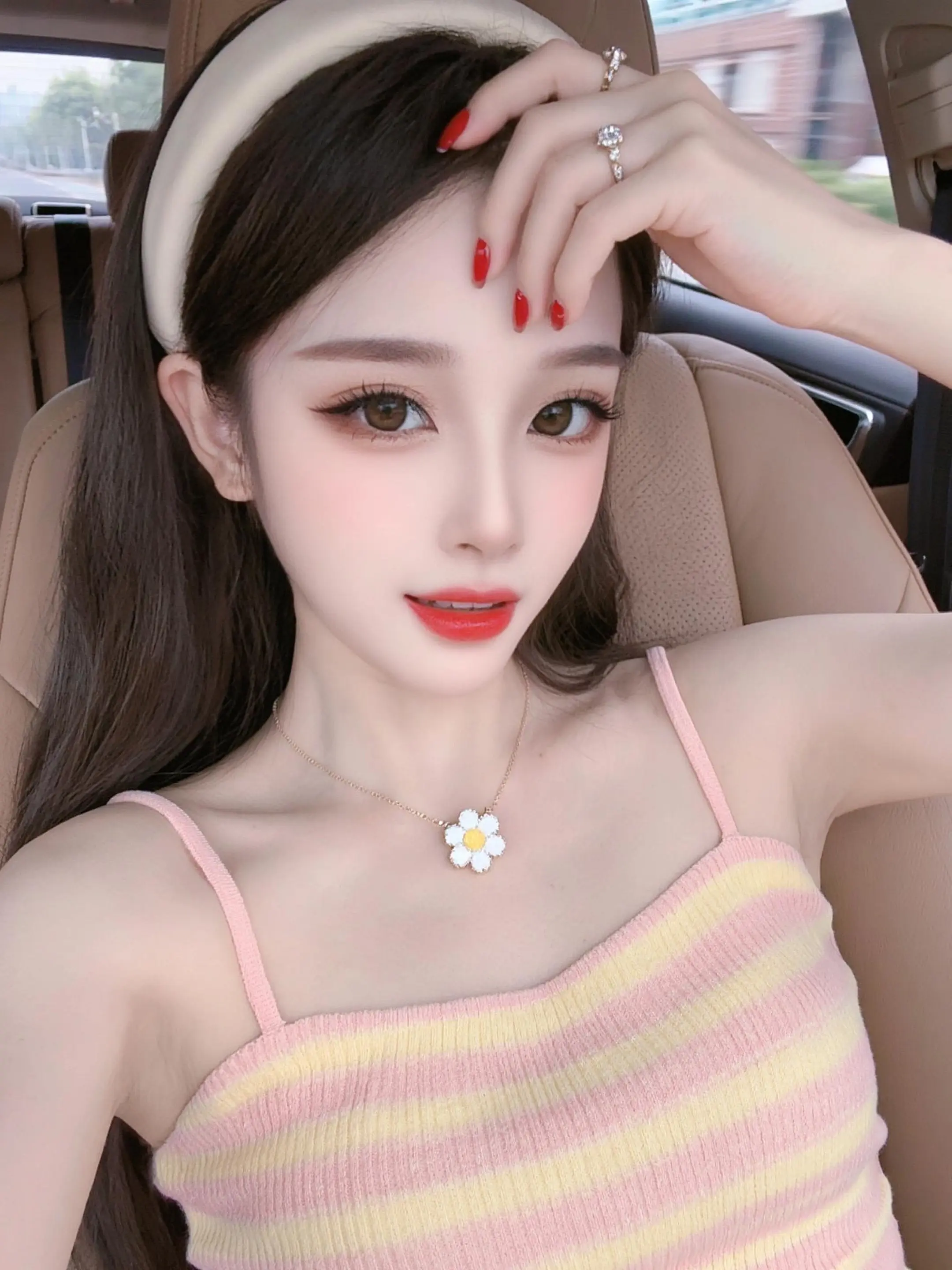 精致眼妆 高级感粉色 少女型穿搭 花朵锁骨链 女孩子怎么打扮