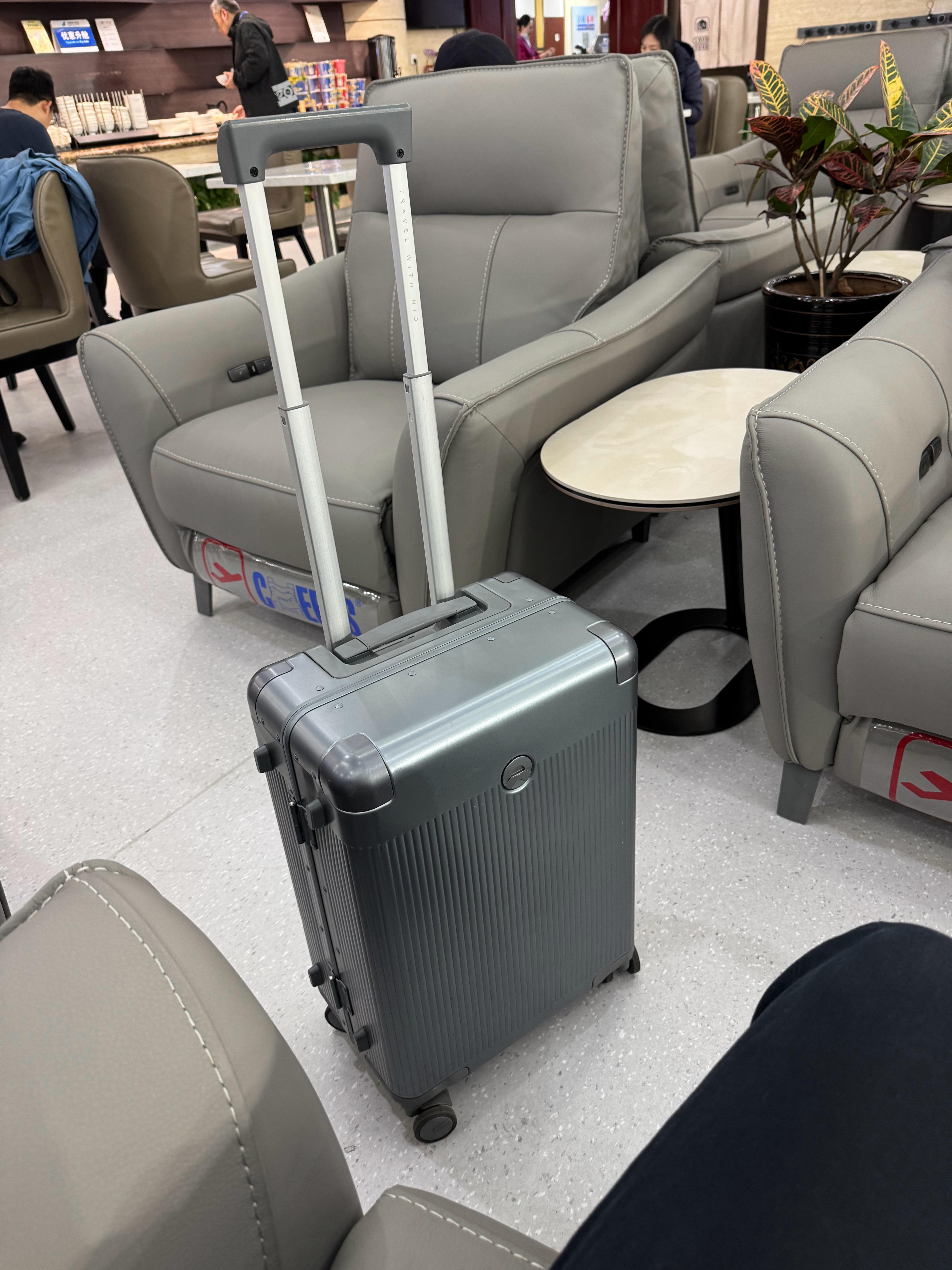 带着蔚来的行李箱去看ES9刚注意到拉杆上竟然还有字朋友们你可以不喜欢蔚来也可以不