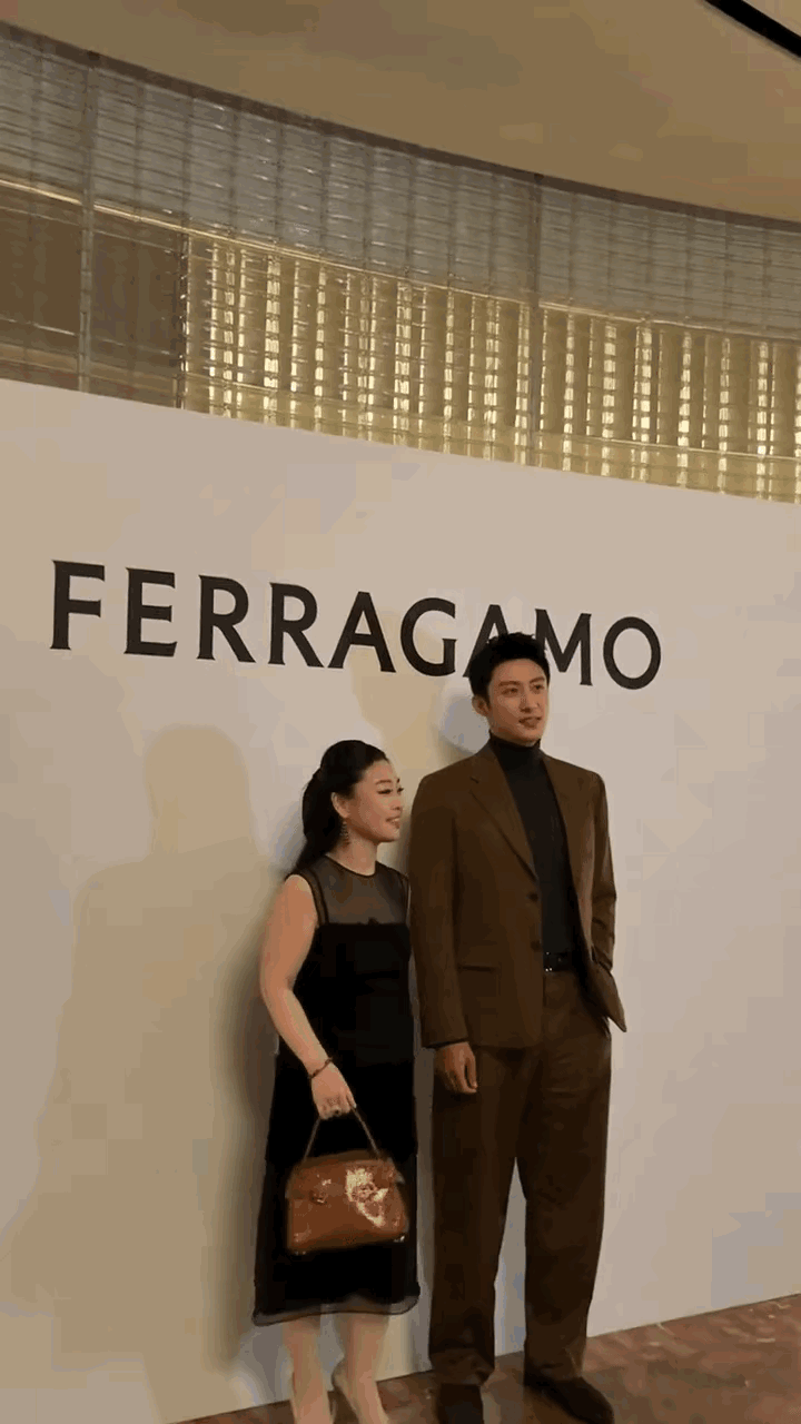 黄景瑜成富婆打卡点哥了[笑哭]每个女生过去都很显瘦还得是像黄这样的高壮男[捂脸]