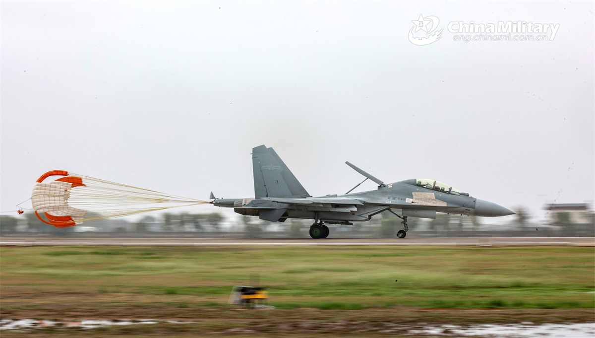 苏霍伊影像集 军网英文航空兵某旅石榴姐训练完毕归航放伞完美正侧面照一张。 