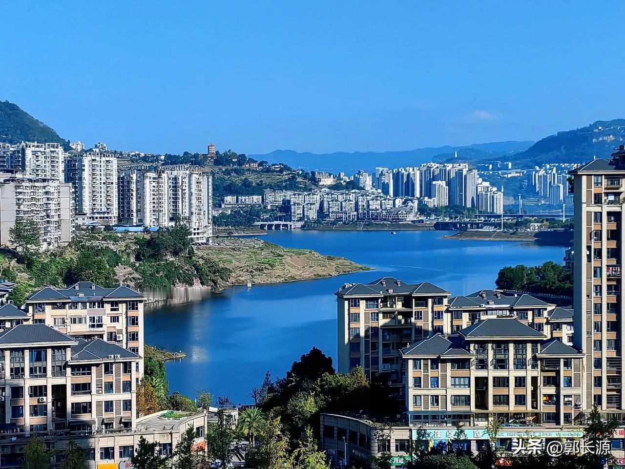 初冬，天晴，万州区天仙湖蓝天碧水，沙河桥、长生河南桥、万州大桥横跨湖中，风景如画