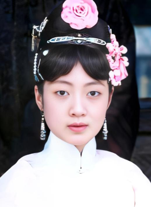 1922年，16岁的末代皇后婉容准备洗澡，让太监孙耀庭伺候，不料，她刚解开衣衫，