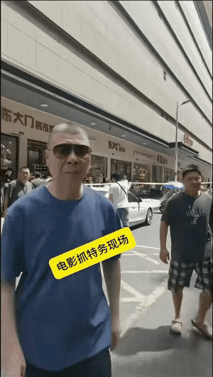 最近冯小刚导演的电影《抓特务》听说票房非常不理想，他的心情肯定不是很好，火气也比