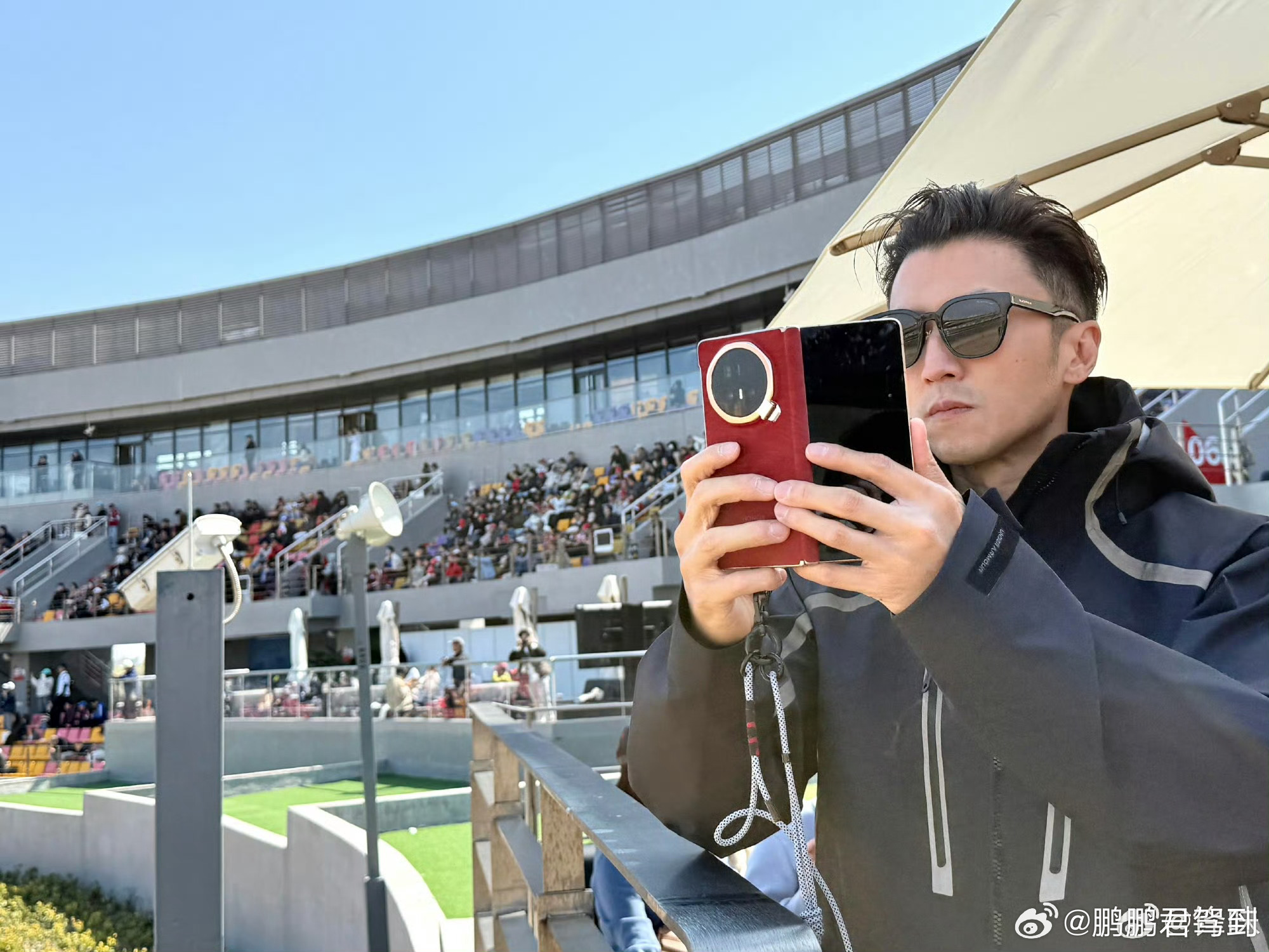 谢霆锋也去看F1了啊！不得不说，荣耀Magic V6的这一抹红色还是相当拉风～