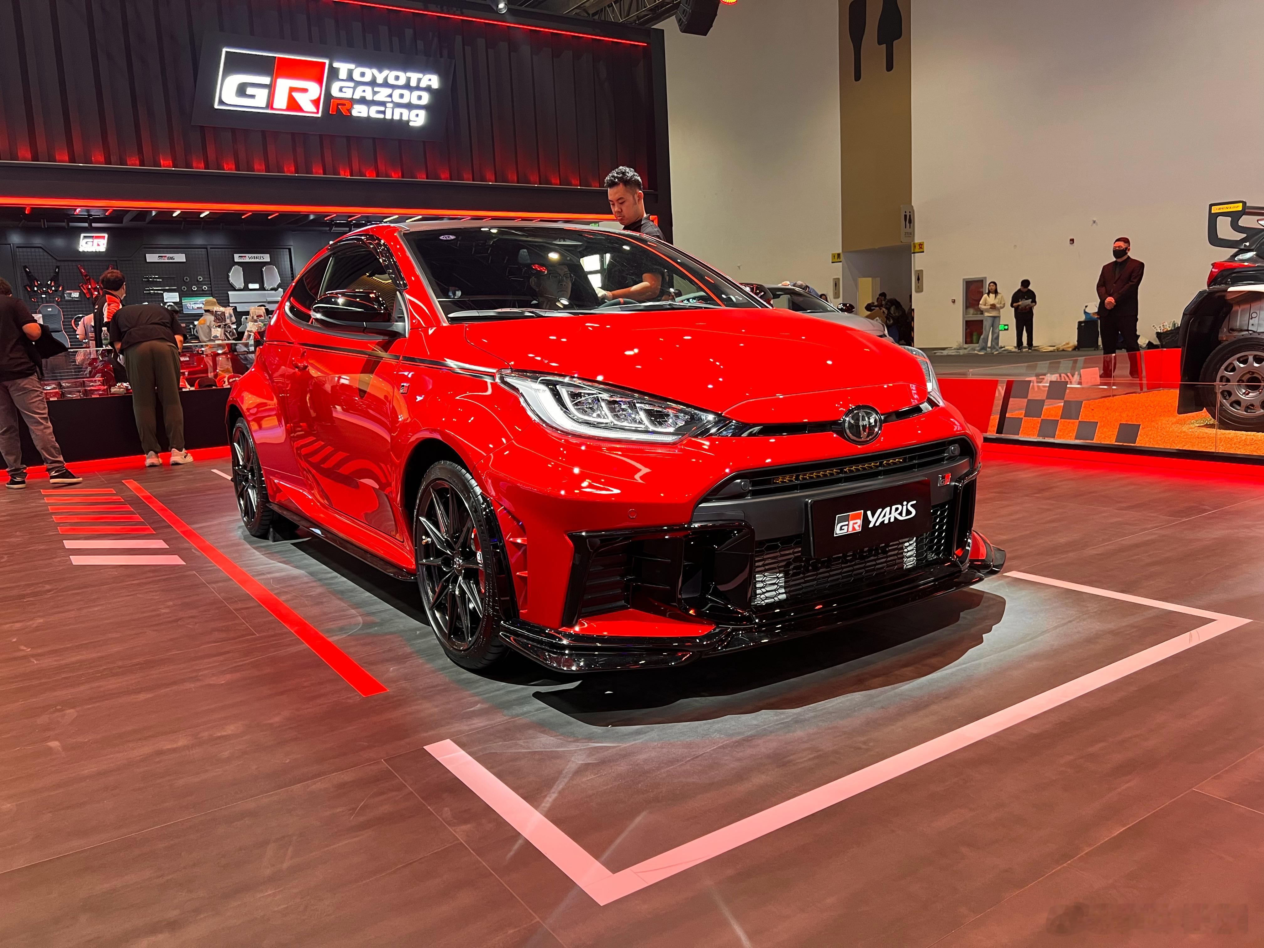 丰田展台同时展示着玩乐的GR Yaris、硬核的真-GR Yaris赛车，同时还