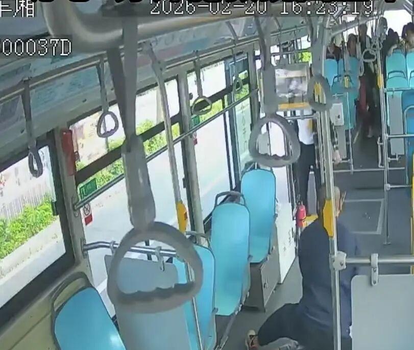 日前，在珠海的26路公交车上，一名老人突然呼吸骤停。来自韶关的司机唐安昌临危不乱
