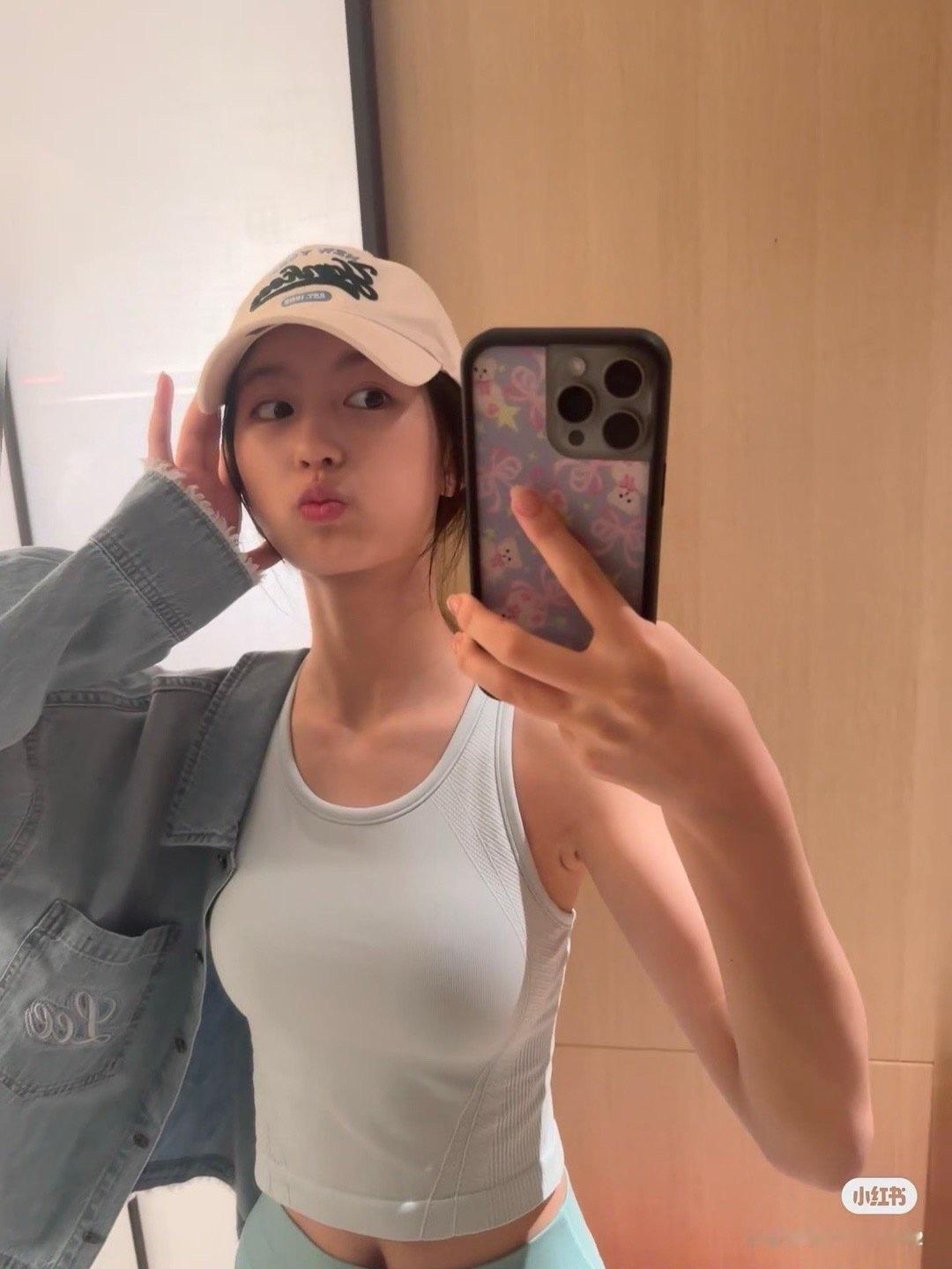 裴佳欣健身近照[憧憬]女鹅长大了的感觉 ​​​