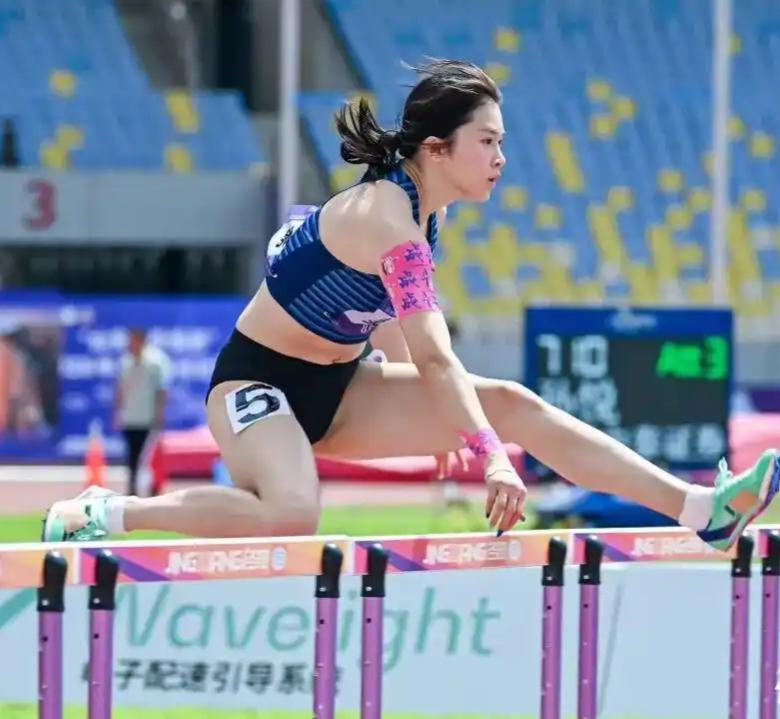美女吴艳妮强势头名晋级，百米栏亚运资格战明日开打

26日上午，2026全国田径