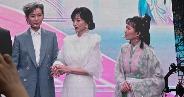 近日赵雅芝和叶童还有陈美琪在成都出席演唱会，赵雅芝这回穿了一件白色的裙子，整个人