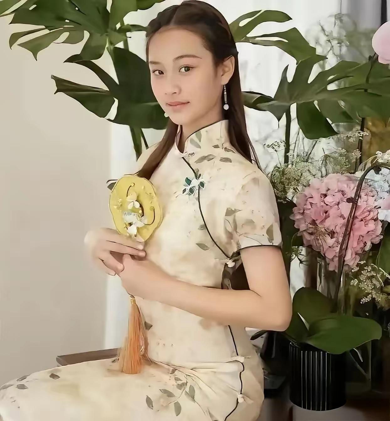 谁能想到《爸爸回来了》里奶声奶气的小甜馨，12岁已美成气质女神！最新旗袍写真全网