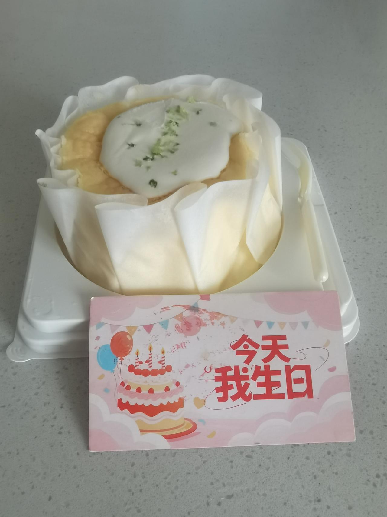 生日，没有喧闹，没有碰杯声，也没有亲朋好友在身边。

以前的我可不是这样的。到生