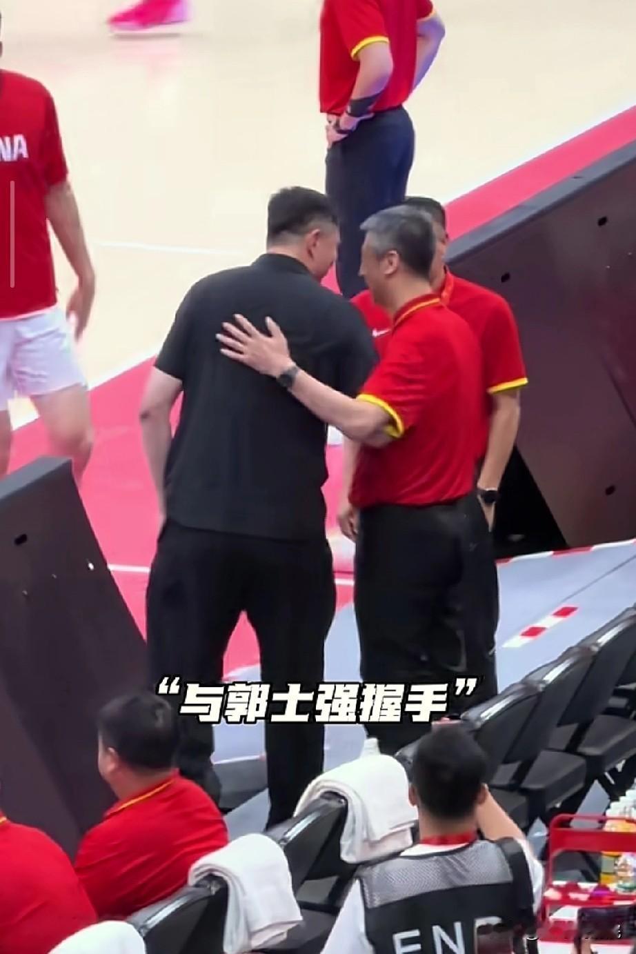 广东篮协会长来到现场观看中国男篮比赛，赛前依旧很帅，单手插兜与观众热情打招呼，并