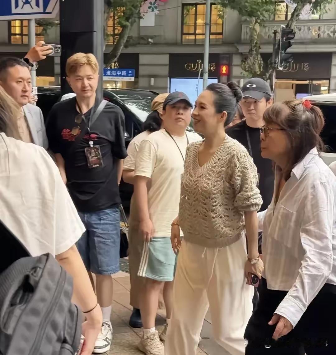 这张图片主体是演员章子怡。
 
她是华语影坛的国际影后。代表作包括《卧虎藏龙》《