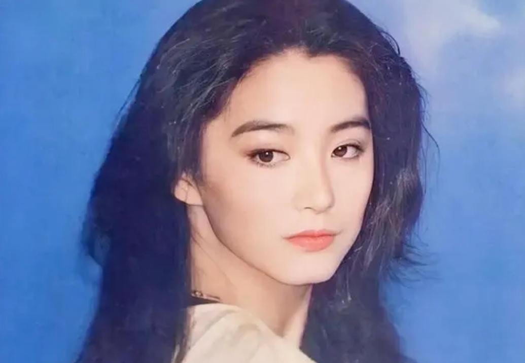 1983年初春的台北，林青霞攥着徐克给的地址站在摩耶精舍外，手心攥出了汗。

她