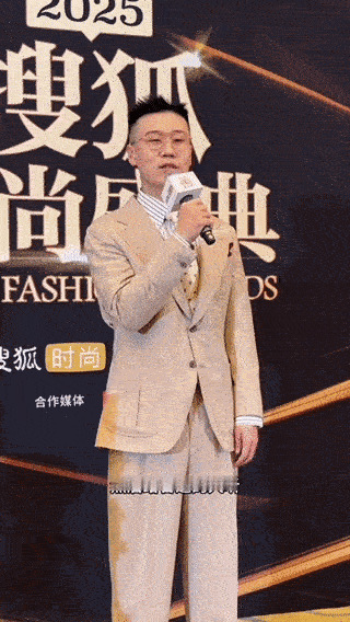 杨九郎谈相声饭圈化杨九郎在采访中被问到如何看待相声界的饭圈文化， 他首先表示自己