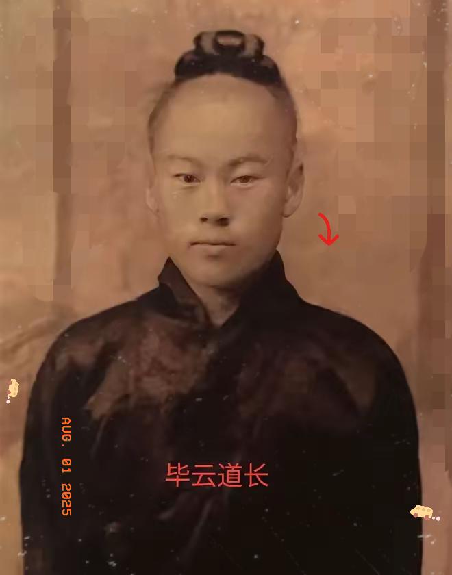 1938年，道士毕云路过日军哨卡时，
因为没有向日军鞠躬，
被打得半死。

就因
