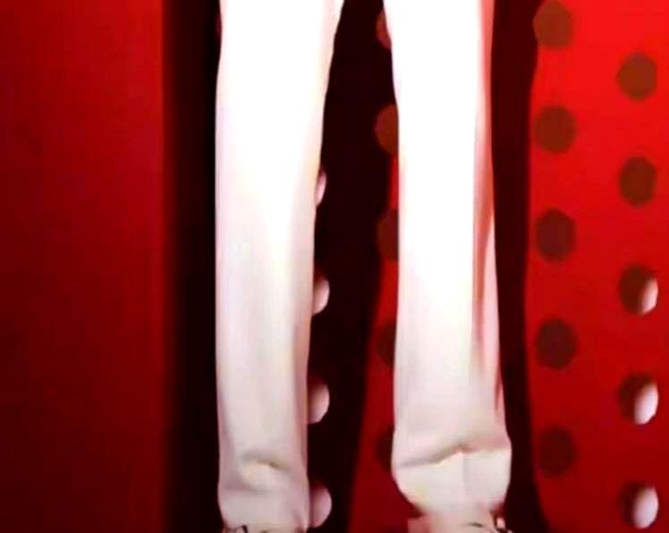 春晚差点出大事！王一博开场30秒鞋底一滑，身体下沉20厘米，央视地板直接被他腿扫