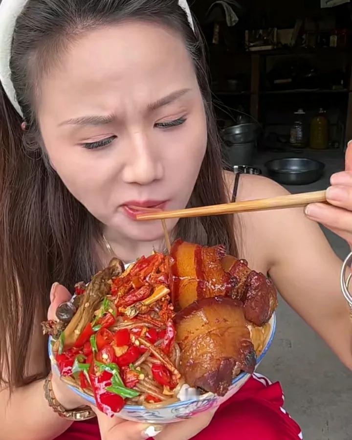 吃一碗热辣辣的面，暖上一把暖心的火#为美食奋不顾身# #美食传递爱意# #每一口