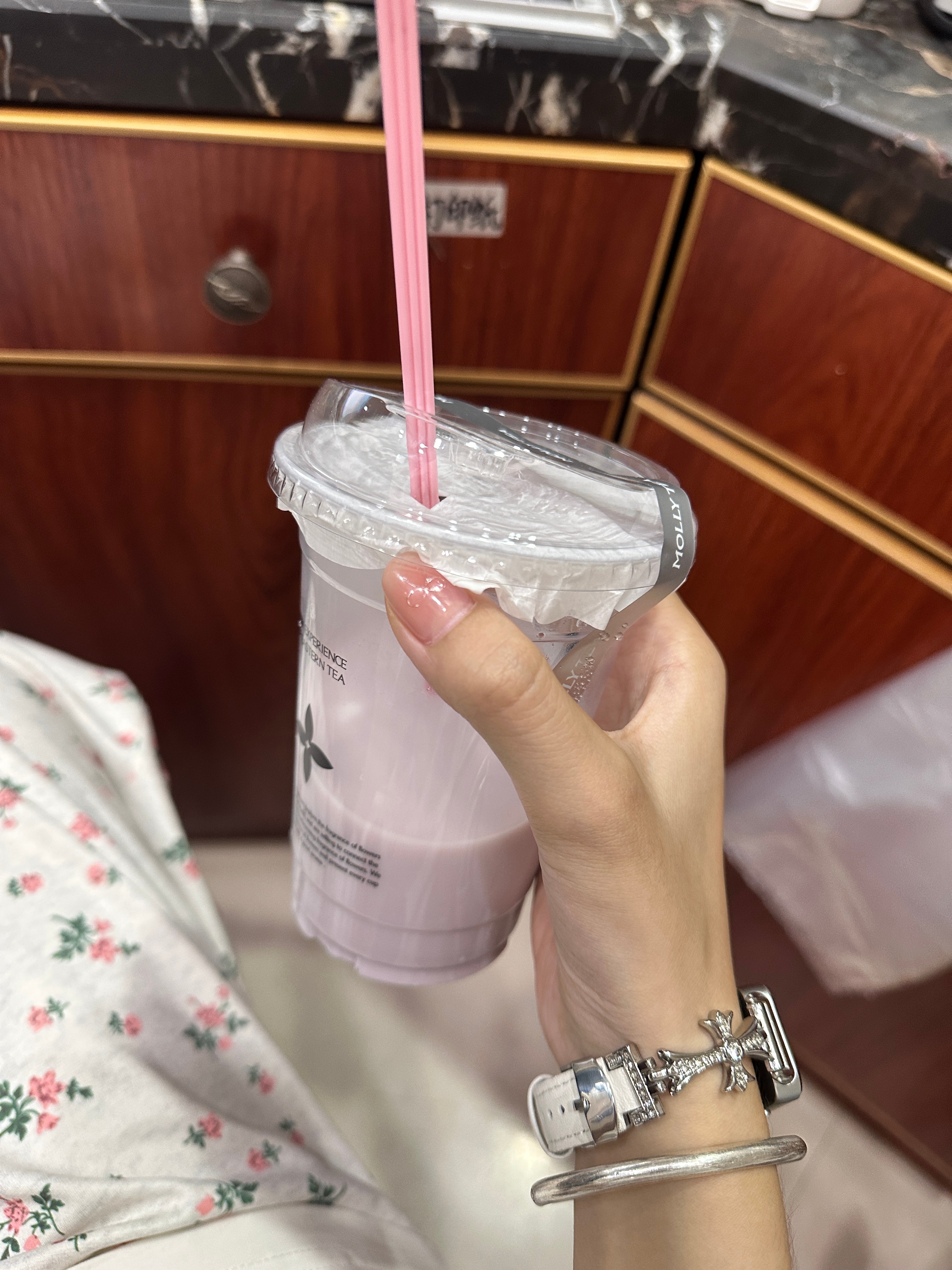 医生：你不要喝饮料哦我：嗯嗯！我扭头： 