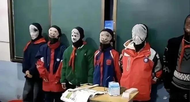 一年轻教师，将未完成作业的学生罚站戴面具后拍照发班级群惹起热议。一部分家长认为这