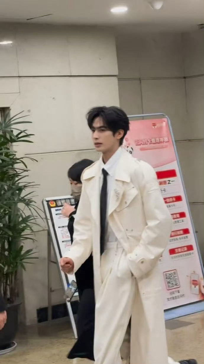 宋威龙白风衣白马王子宋威龙我狠狠笑纳了 宋威龙白风衣，白马王子宋威龙我狠狠笑纳了