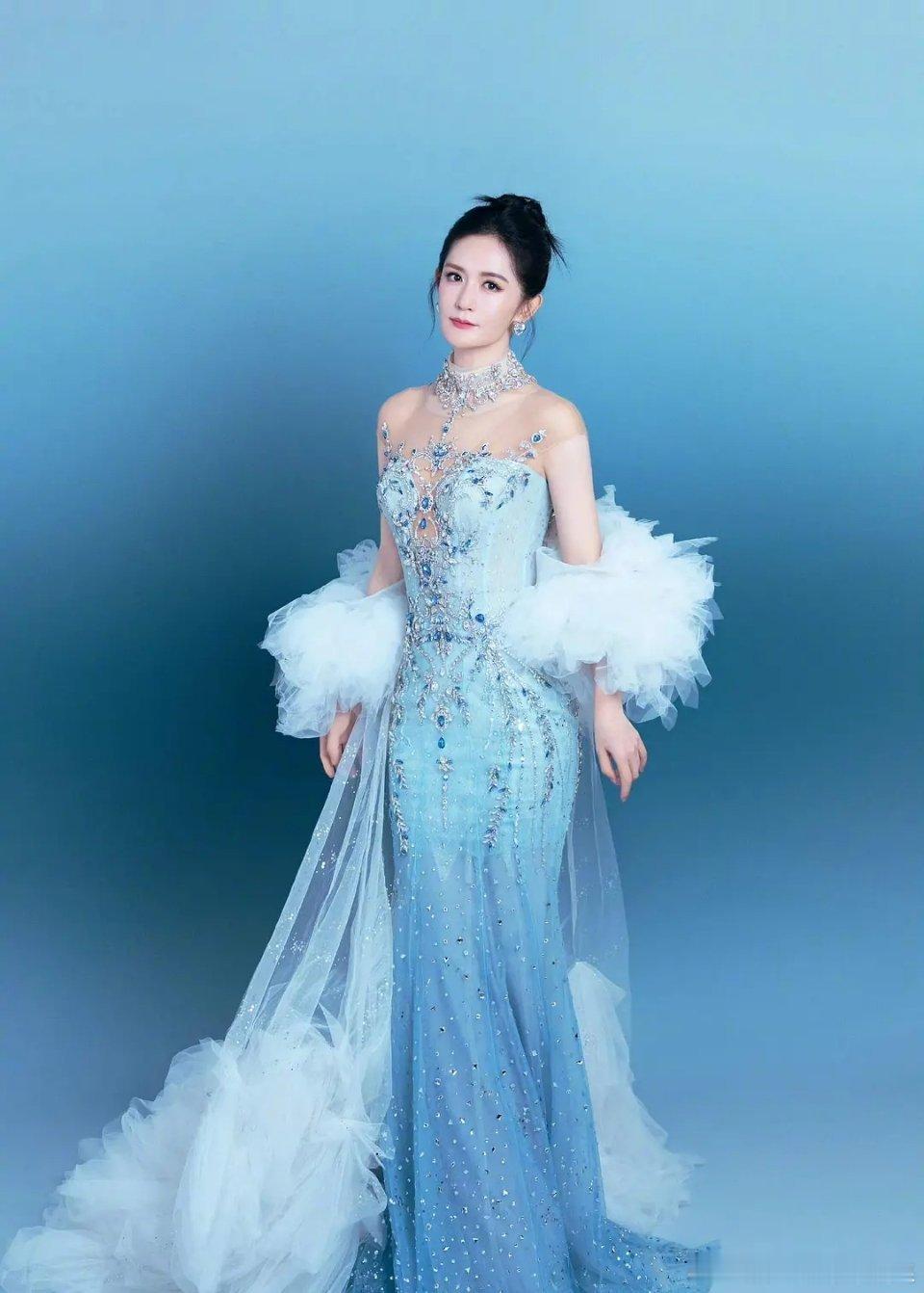 这身衣服很美，但是有点压身高 