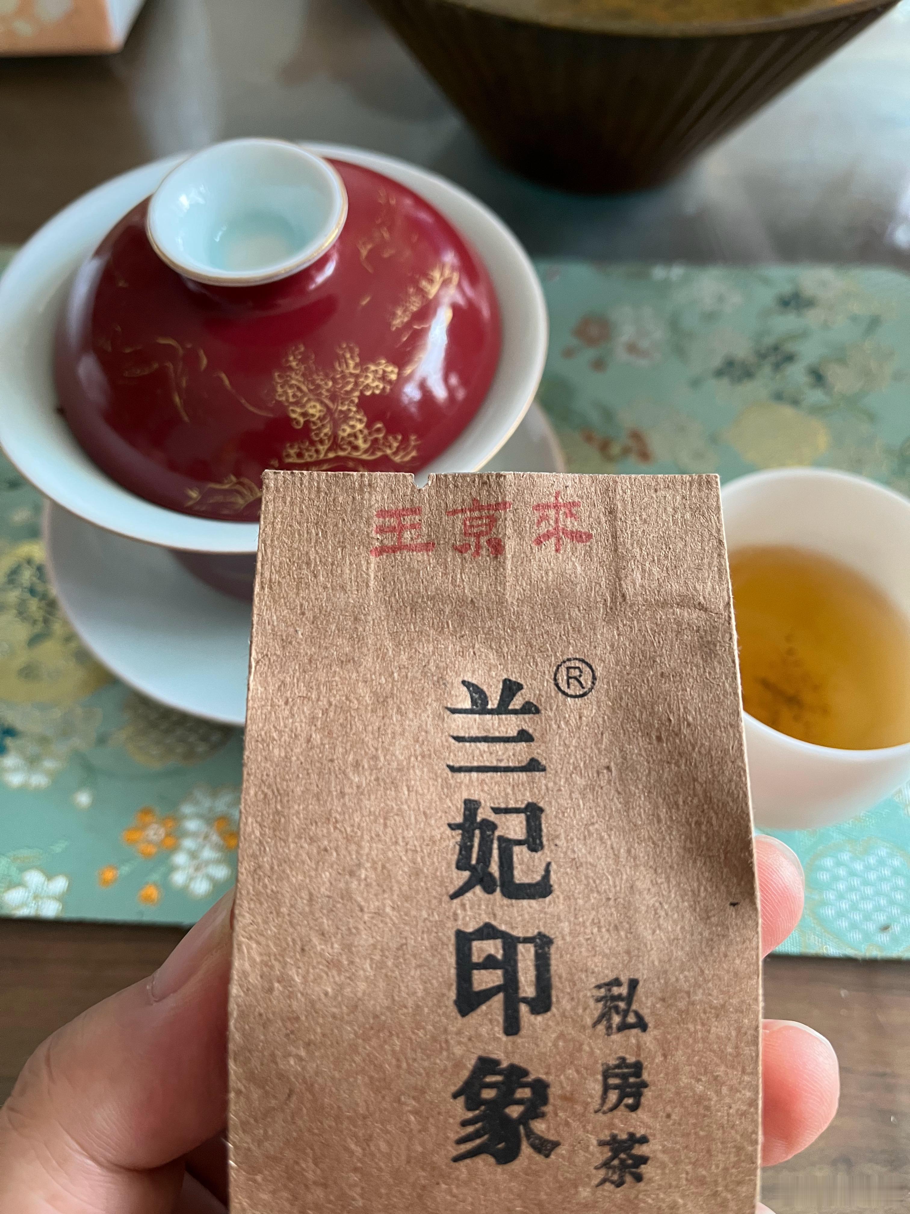 《玉京来小记》端阳暑盛，闲坐南窗，瀹“玉京来”栀子香茶。水沸香起，清逸似从天降。