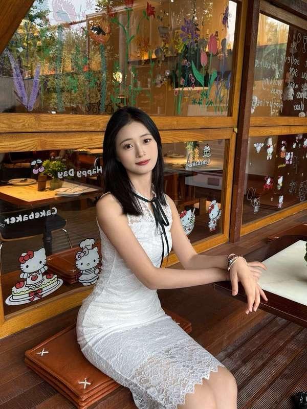 刚才路过商圈那家新开的brunch店，门口的梧桐树下站着个穿米白吊带裙的姑娘，正