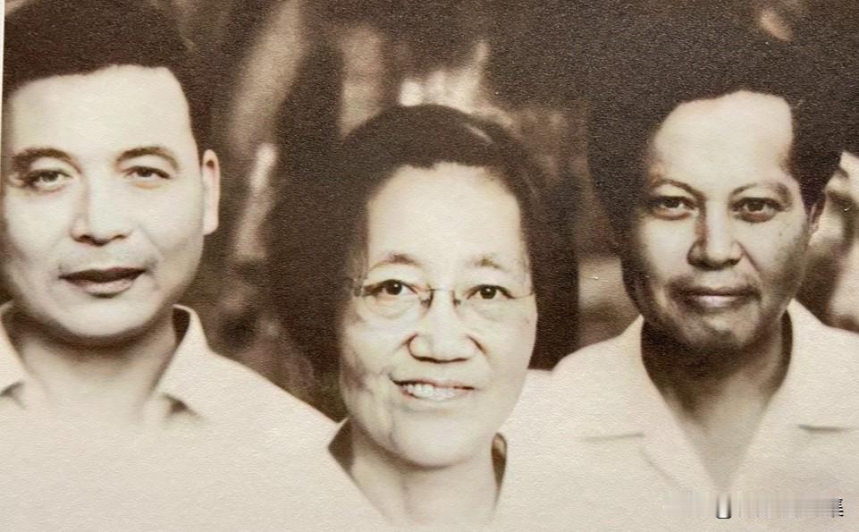 邓稼先、王承书、杨振宁三人在美求学时期的合影。杨振宁1945年11月赴美，就读芝