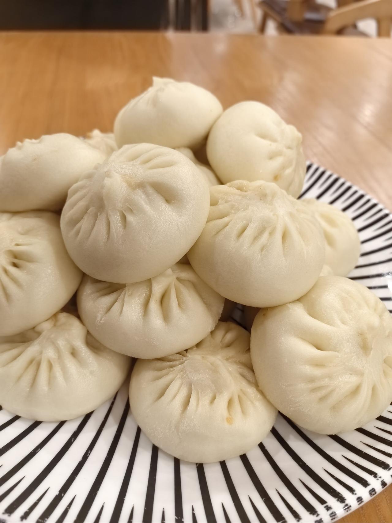 美院硕士毕业后在杭州摆摊卖北方大包，包子均价2元，一天卖出400个。美院硕士生回