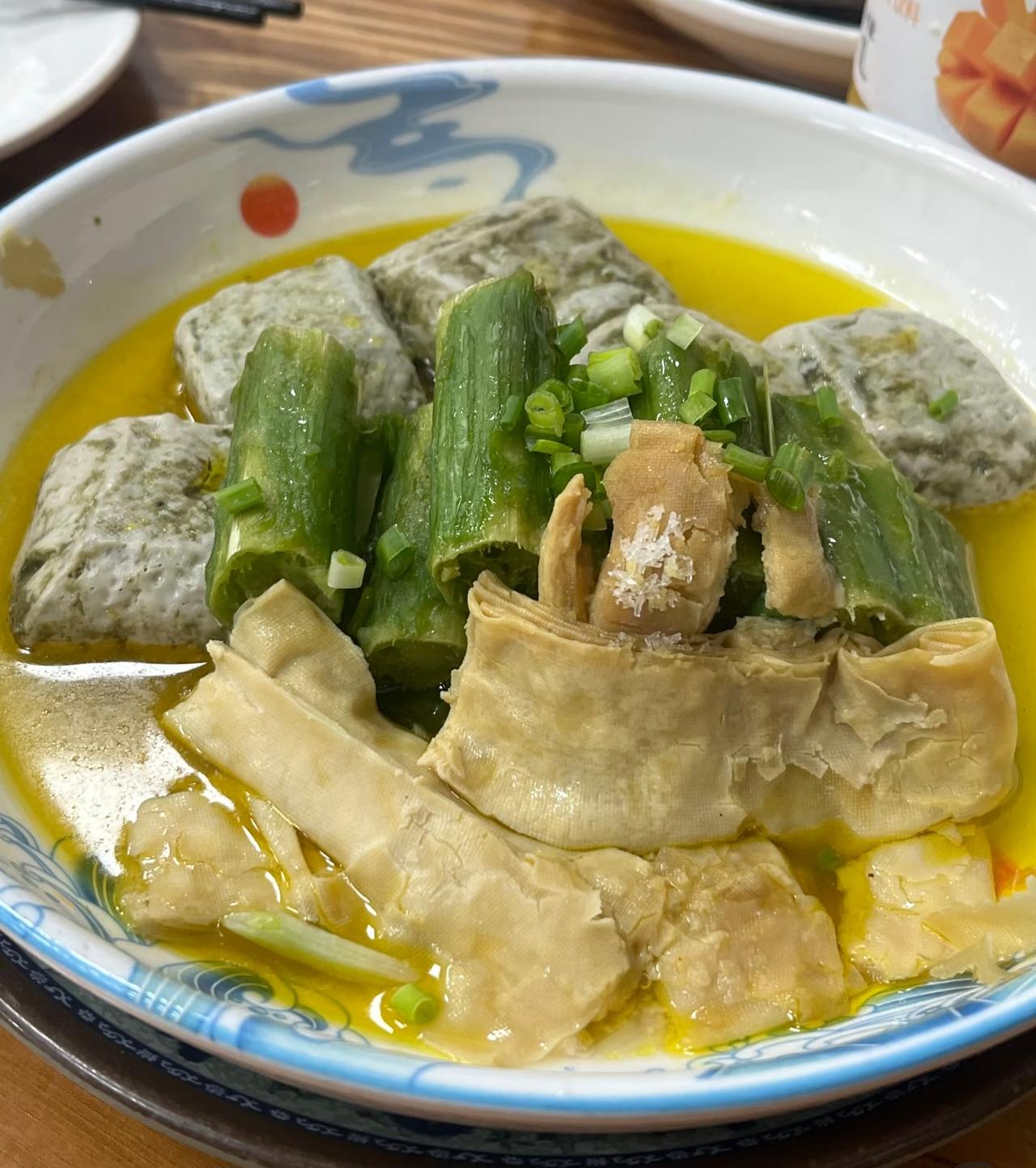 绍兴三臭总算是全部吃上了！
去绍兴玩过很多次了，
每年夏秋季节都会去柯桥古镇，