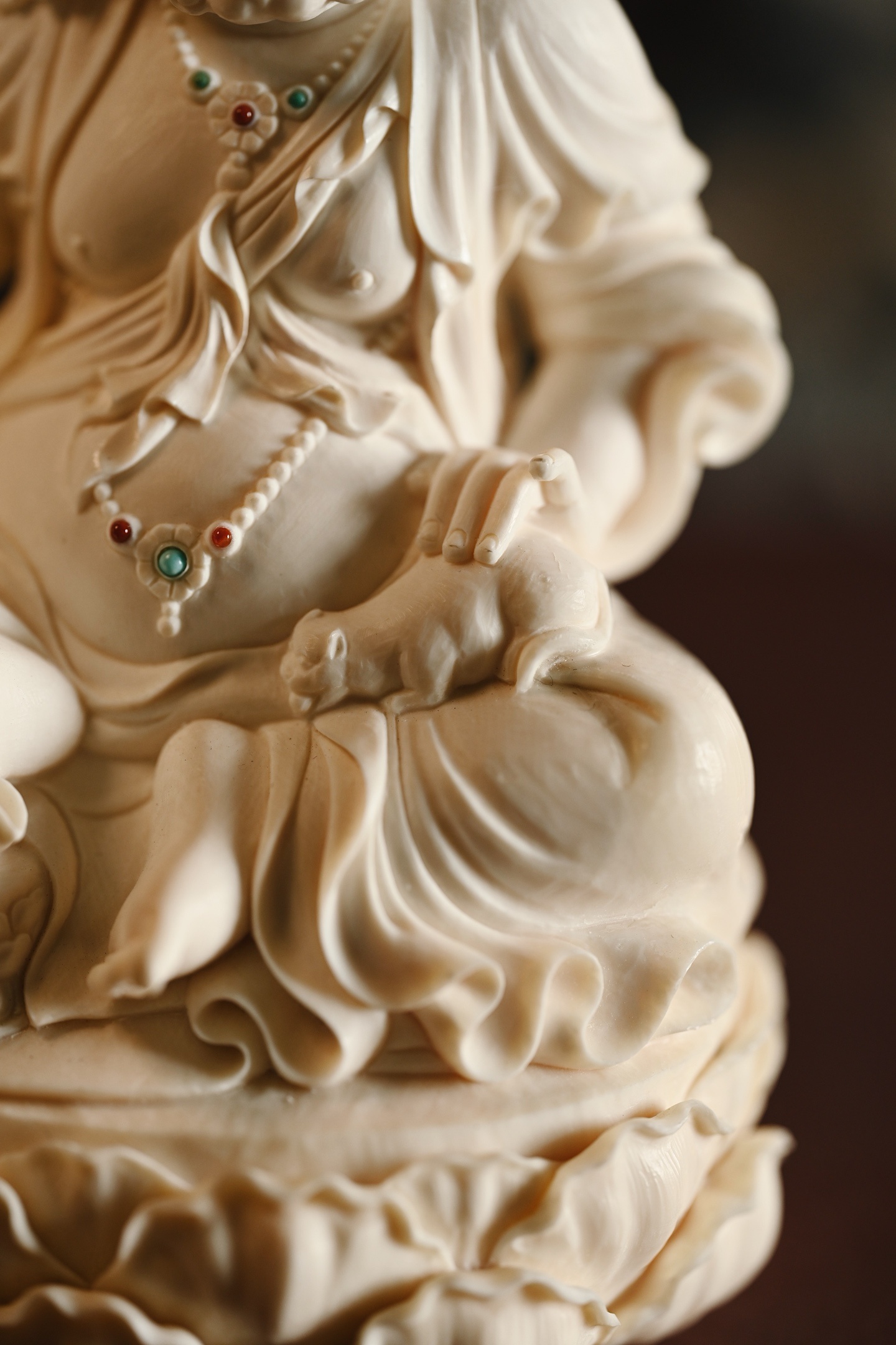 猛犸 | 黄财神质地温润凝腻，造像面相威严忿怒，眉骨隆起，双目圆睁，虬须卷曲，身