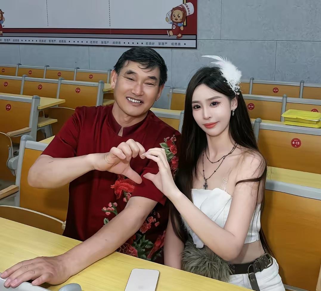 朱大哥笑的合不拢嘴，但女网红就笑的有点牵强了！[偷笑][偷笑][偷笑]