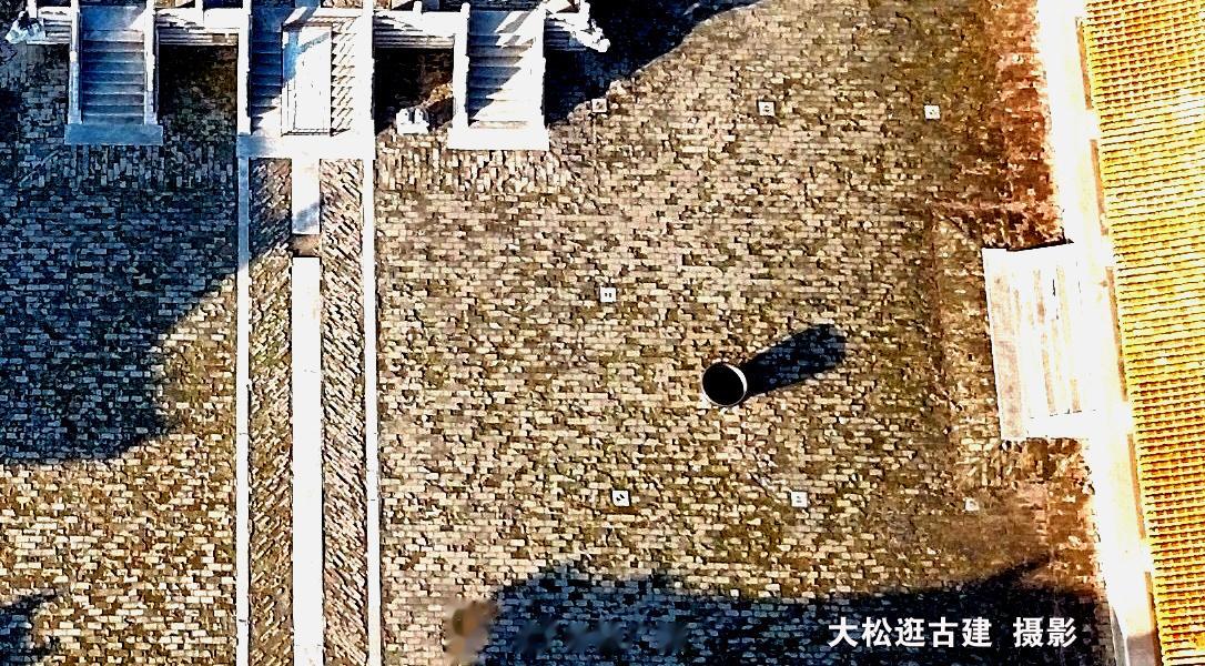 从这张航拍片上可以清楚看到景陵有七个坠风鼓子。 ​​​