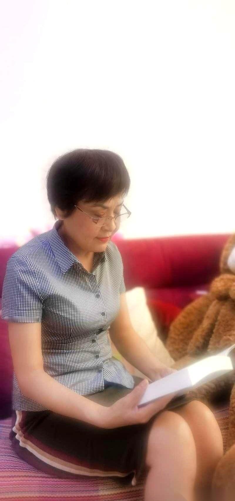 无儿无女，无牵无挂，甚至连需要应付的亲戚都没有。
很多人眼里的“晚景凄凉”，四个