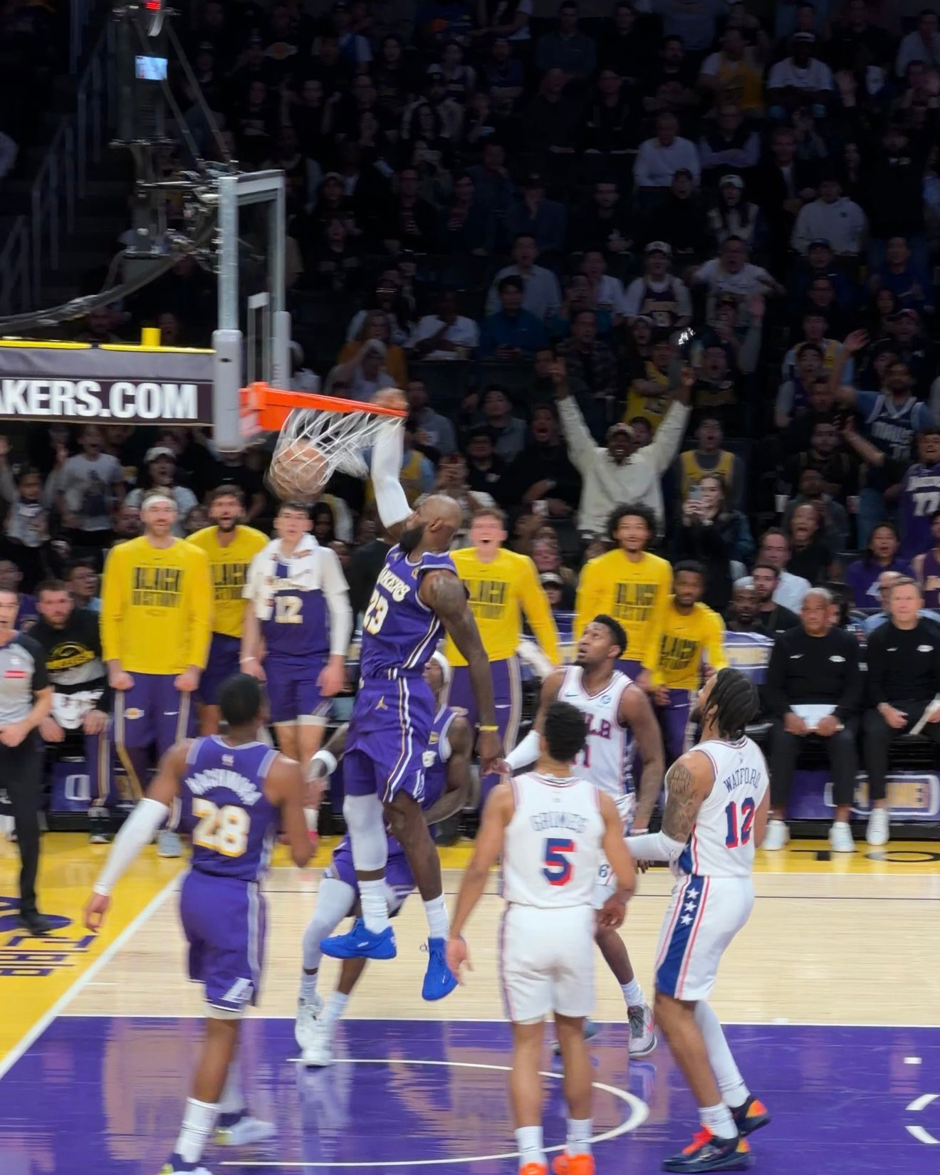 41岁，罚球线内一步起飞扣篮。詹姆斯