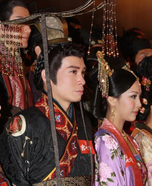 1621年，17岁小皇帝朱由校迎娶新妻，当晚却摸进35岁乳母寝殿，一下抱住了她：