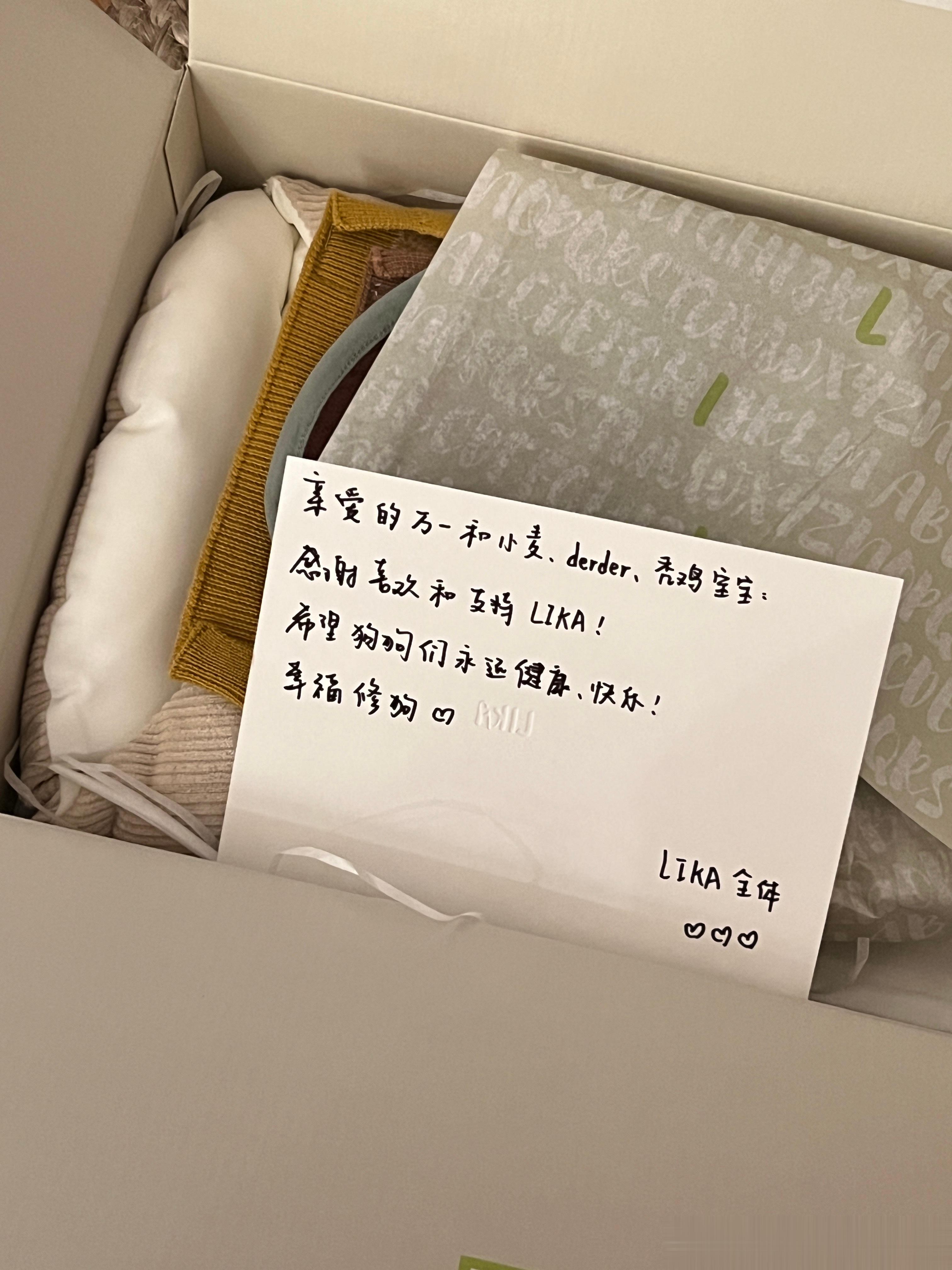 今天是幸福小麦🌾～LIKA这个棉服太适合冷天遛狗了吧！不说了，现在就带小麦去找