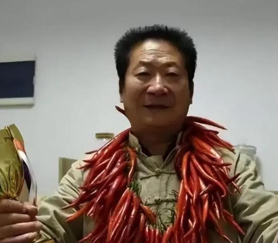 2008年，一名农民工吃饭结账时，竟被店家为难：“想走？除非你把这里的辣椒面全吃