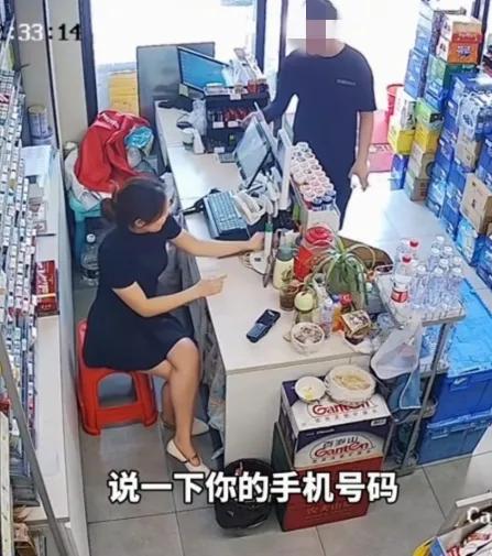 我是真挺佩服这位女店主，很有分寸，对家庭负责，对感情专一。

近日，两名小伙走进