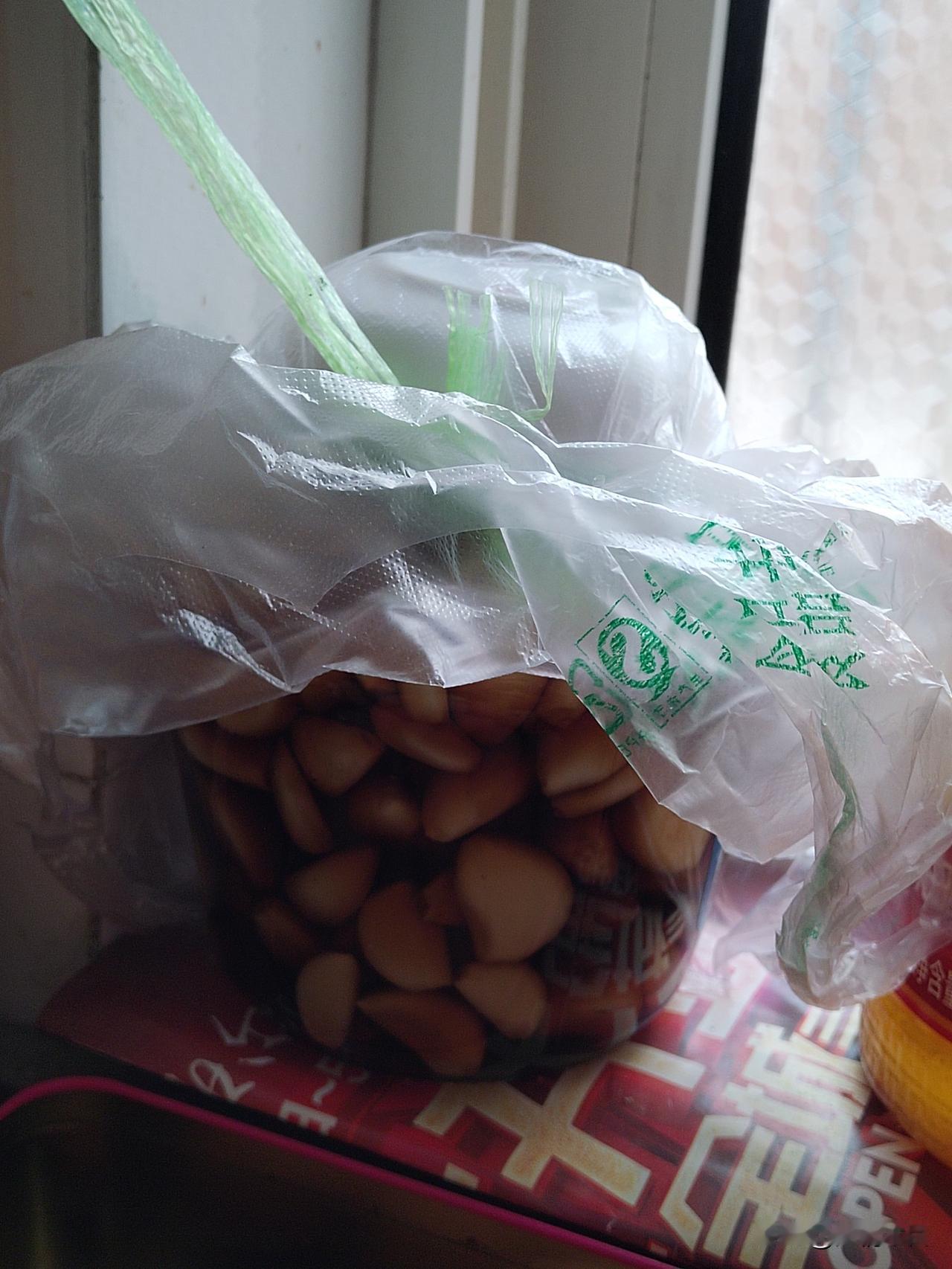 怎样才能腌出一瓶绿莹莹的腊八蒜？我的经验就三点。
1，剥完皮的大蒜洗过后一定要晾