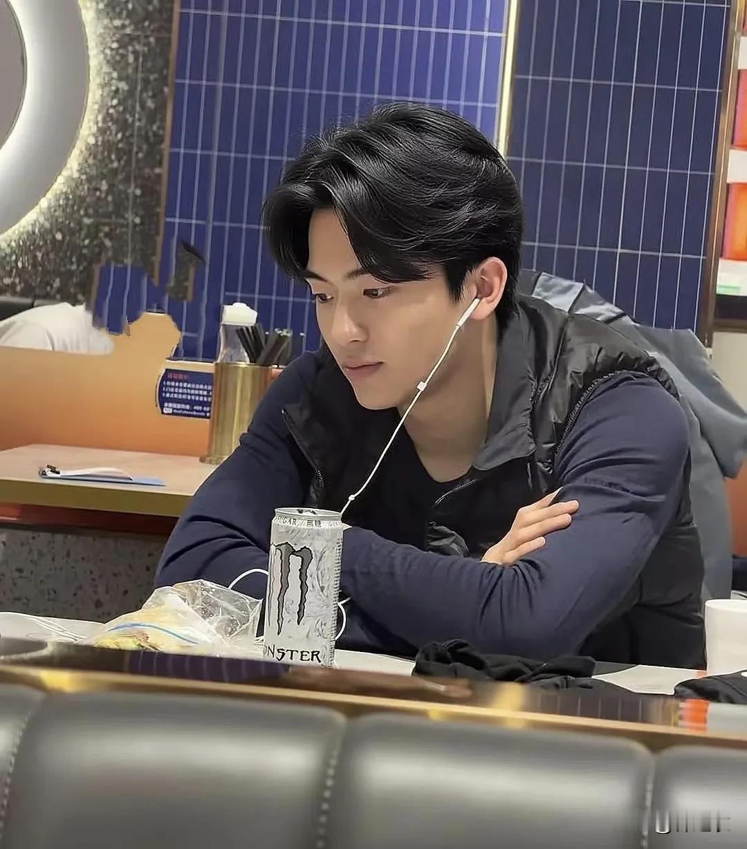 单看谢霆锋和张柏芝大儿子这张照片的话，我觉得这孩子其实已经很帅了。

因为他没进