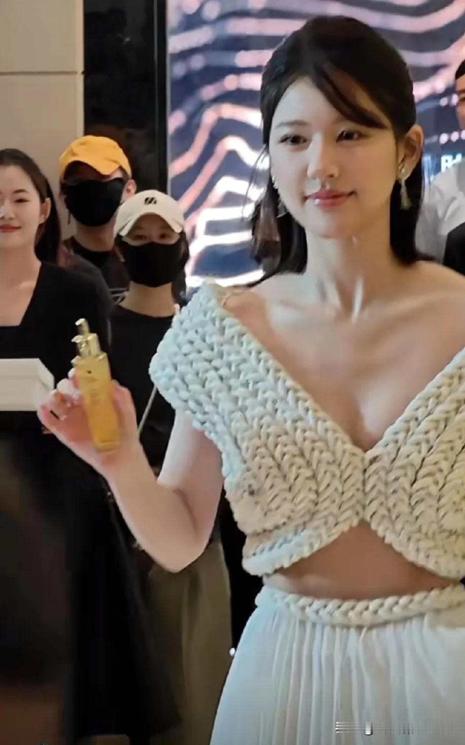 最近觉得赵露思的发型越来越有味道了，像宋慧乔和尹恩惠的结合版，确实挺惊艳的。这个