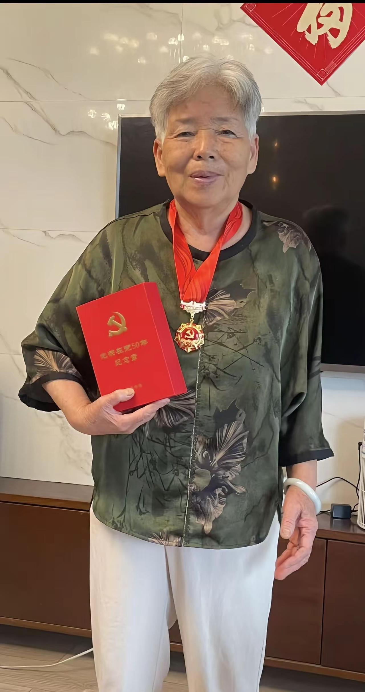 儿时母亲到县里法院工作，文化程度不高，经常有离婚纠纷把孩子扔到法院的，母亲总是把